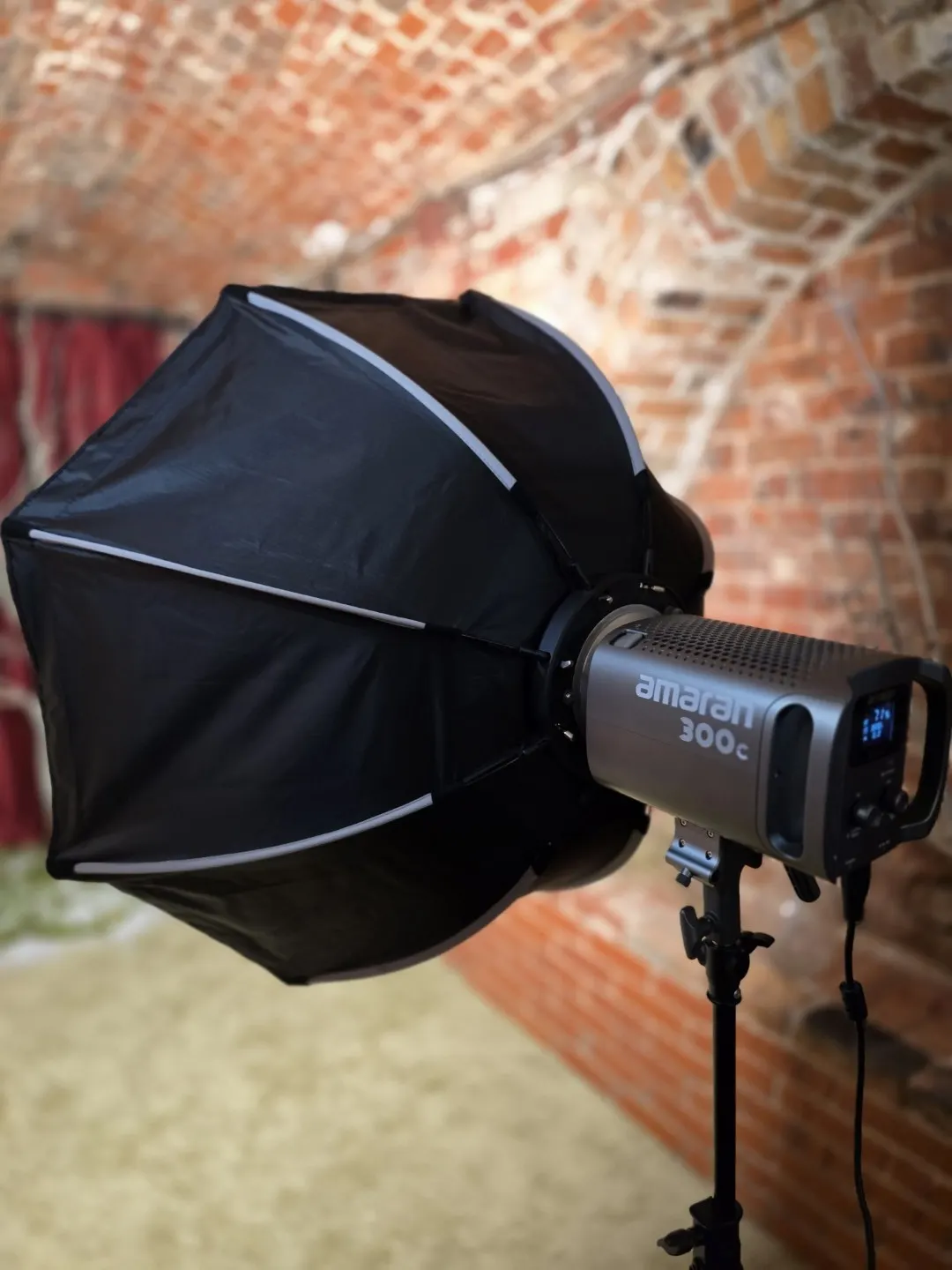 Осветитель Aputure Amaran 300c — оборудование фотостудии Secret Garden