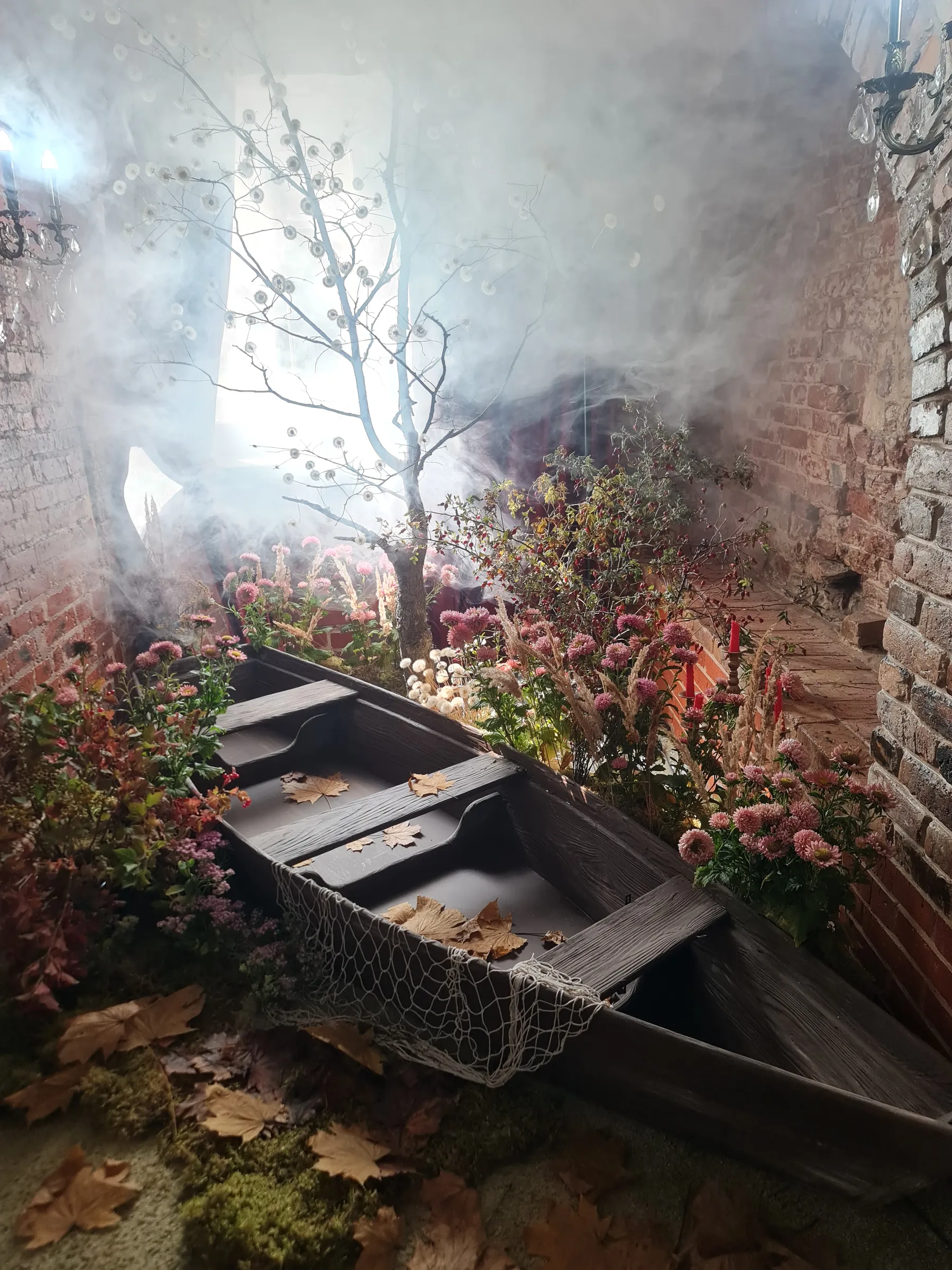 Лодка в осенних цветах — локации фотостудии Secret Garden, Рязань